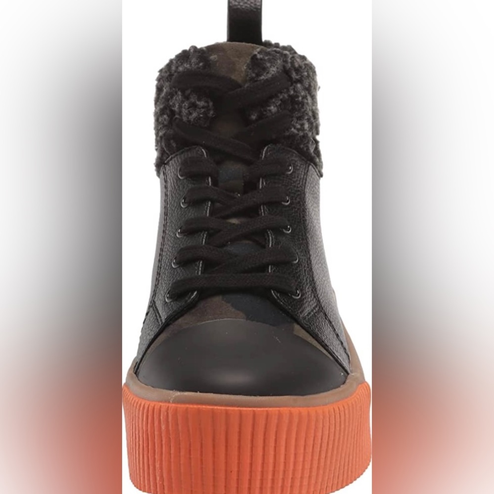 Trendy sneaker with mixed materials